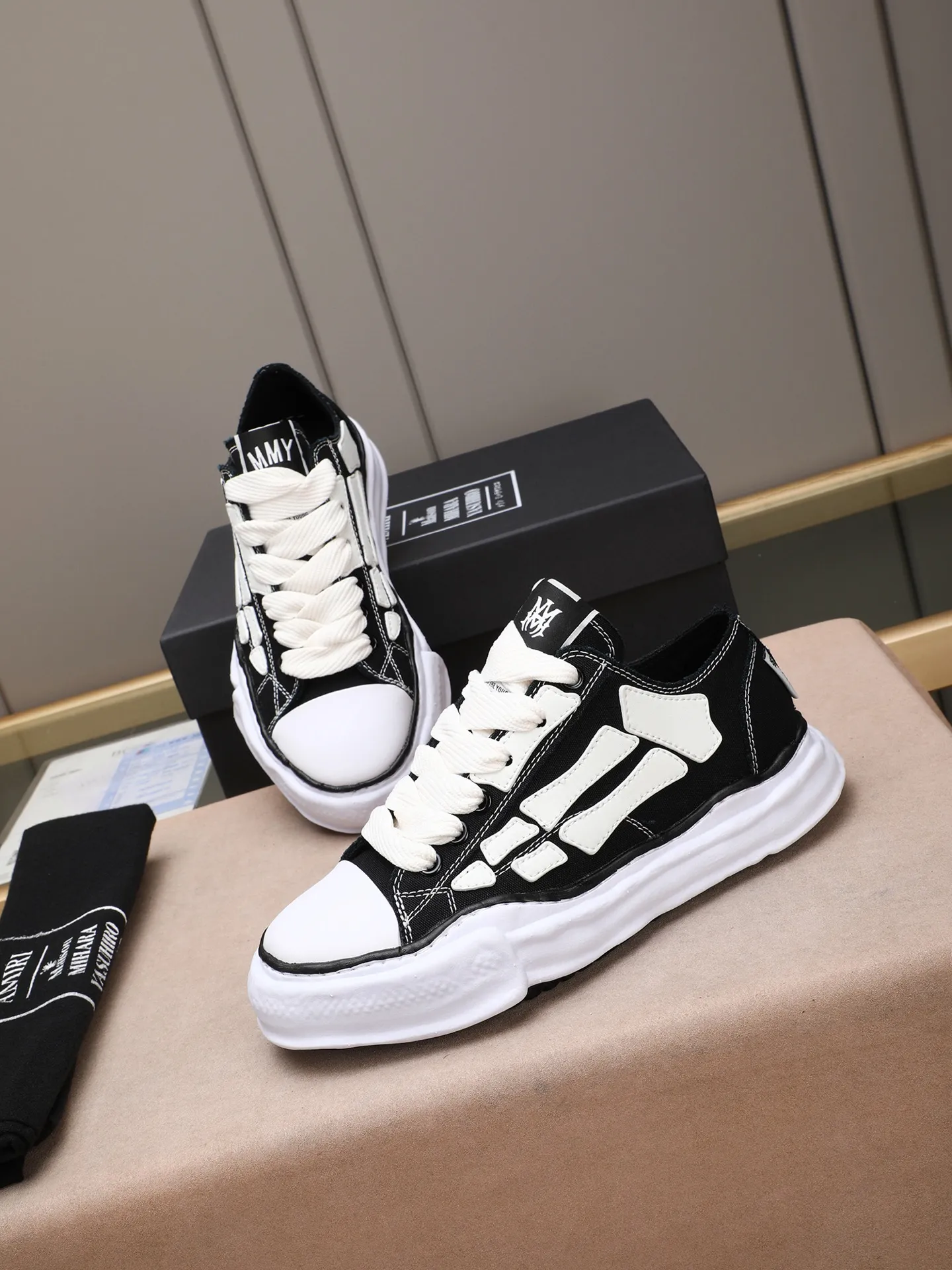 Men's shoes 💰520 AMIRI × Maison MIHARA YASUHIRO Bone Dissolving Shoes Brand Order Original Order Quality 🌈 AMIRIxMMY work together to launch joint shoes that cleverly integrate the classic designs of the two brands. The handmade clay mold soles and AMIRI's signature BONES leather embroidery details are a major feature of the shoes, showing unique craftsmanship and style 🚩 Material: upper original custom-made space Monica canvas! Lining: original technical cloth, outsole: original molded EVA foam bottom, code number: women's 35-39 (40, custom-made, non-refundable), men 39-44 (45, custom-made, non-refundable), full set of counter original packaging